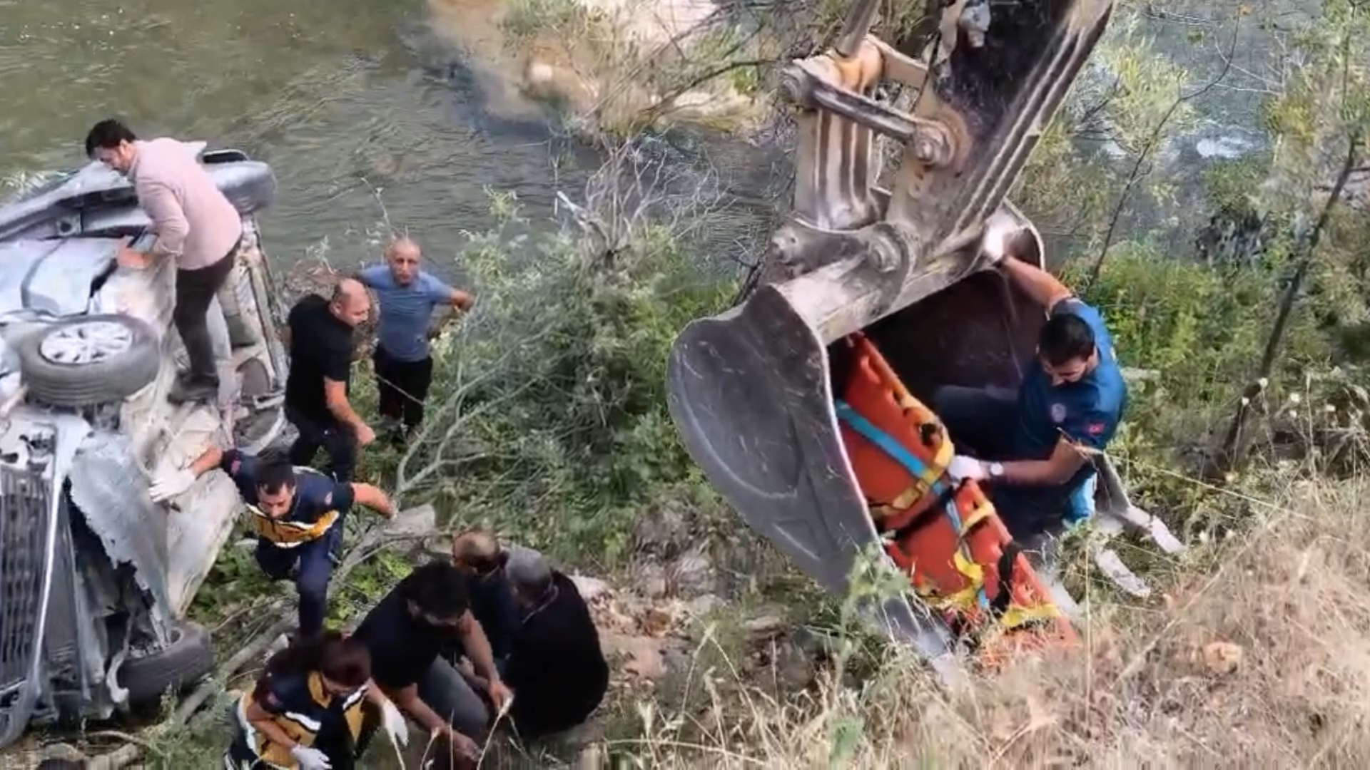 Tunceli’de araç çaya devrildi: 5 yaralı