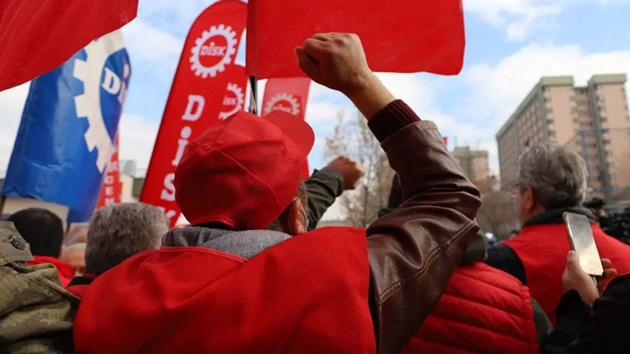 DİSK’ten belediye operasyonlarına tepki: Seçme ve seçilme hakkımız ve halk iradesi hedef alınıyor