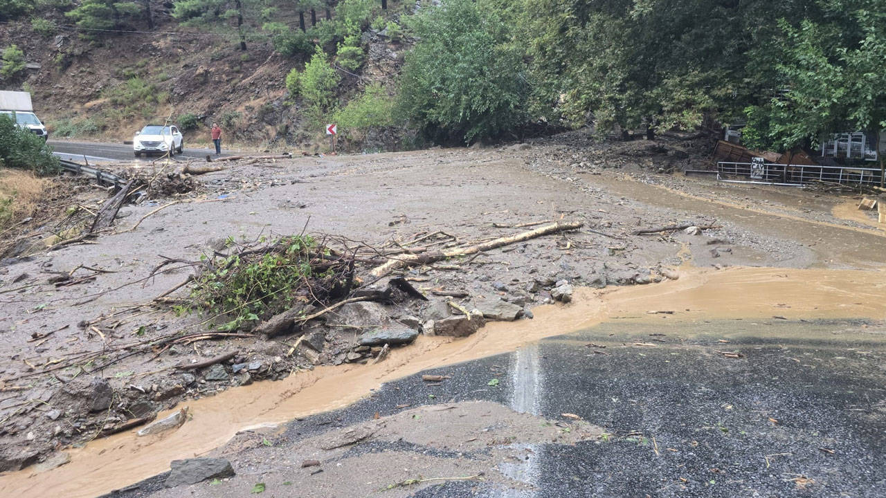 Mersin’de sağanak sonrası heyelan: Anamur-Gazipaşa yolu kapandı
