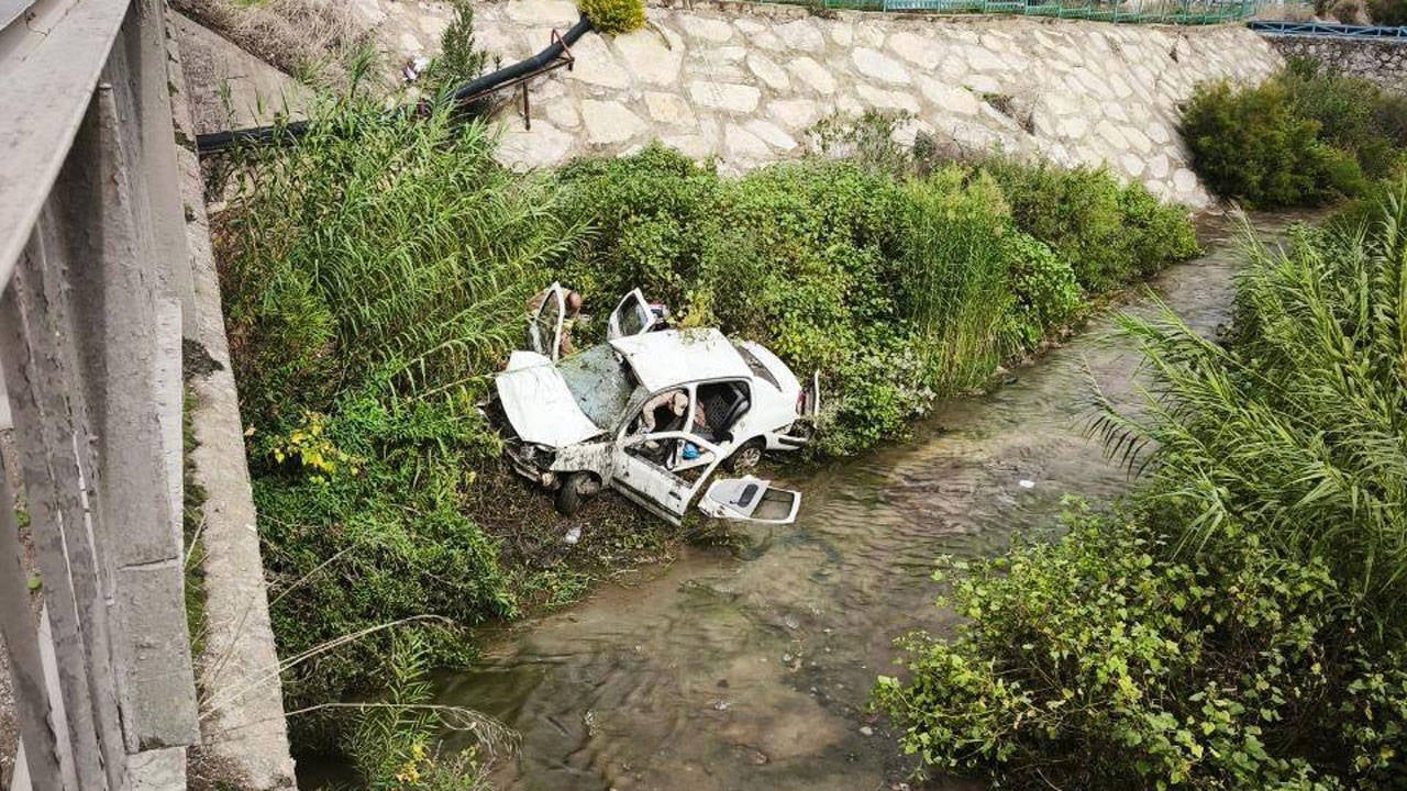 Hatay'da otomobil dereye düştü: 3 kişi yaralandı