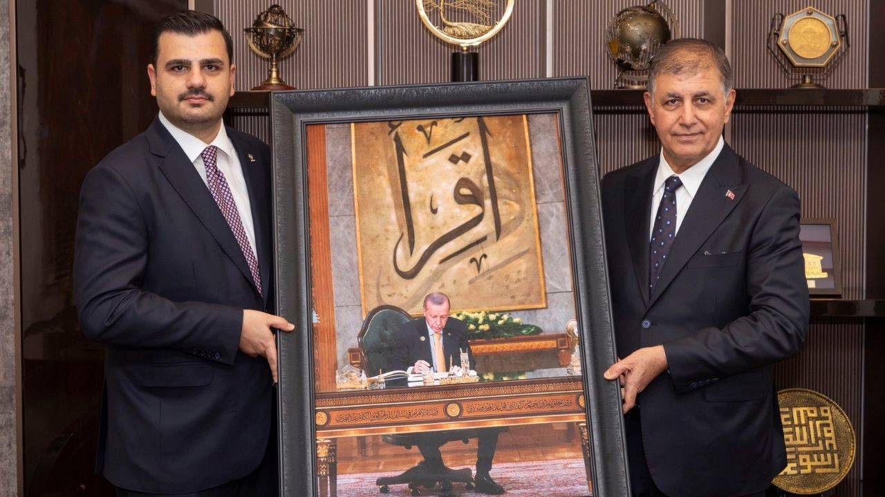 AKP heyeti, Cemil Tugay'a Erdoğan tablosu hediye etti