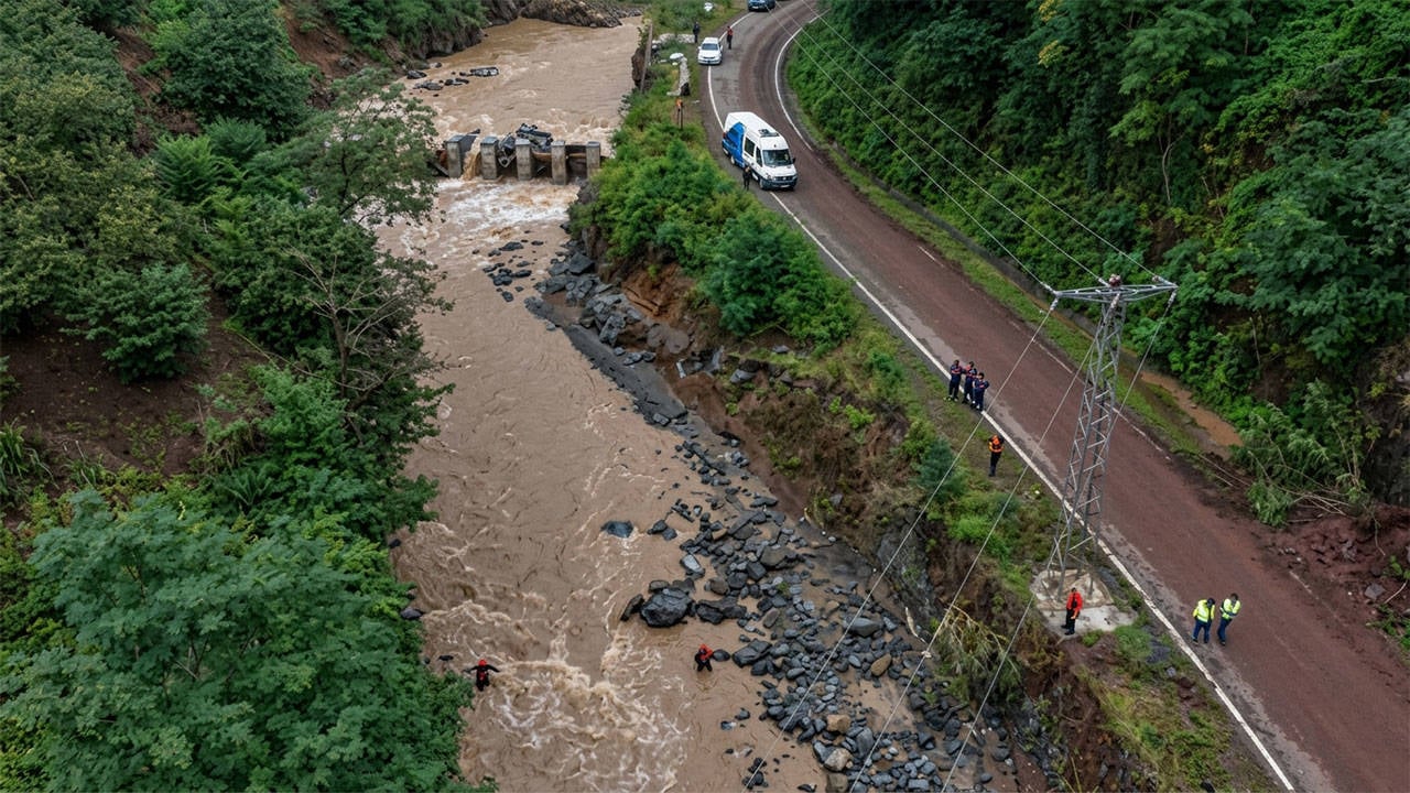 Giresun'da sel felaketi: 2 kişi için arama çalışması başlatıldı