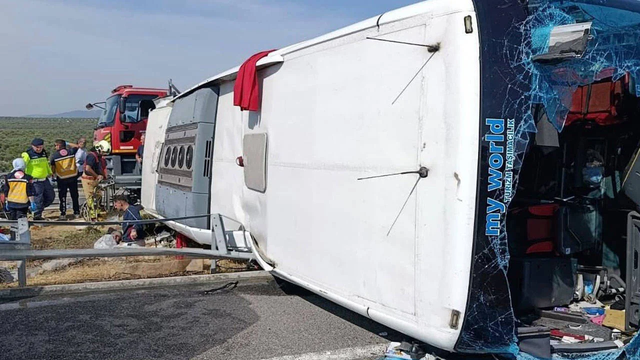 Manisa'da TIR ile otobüs çarpıştı: Can kayıpları ve çok sayıda yaralı var!