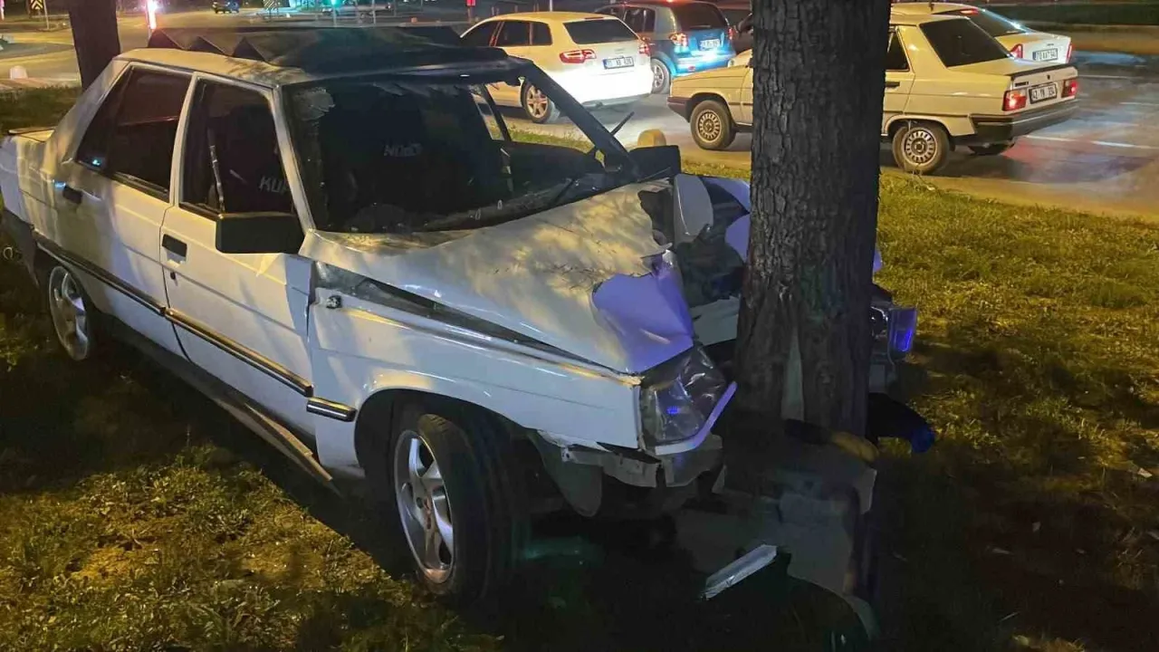 Karaman’da otomobil ağaca çarptı: 1 yaralı