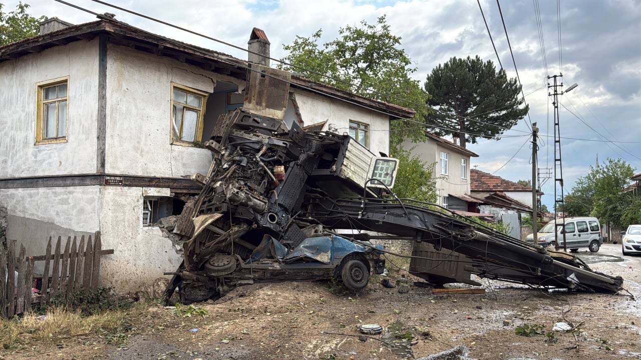 Karabük'te bir çekici karşı şeride dalarak motosiklet ile çarpıştı: 2 kişi hayatını kaybetti