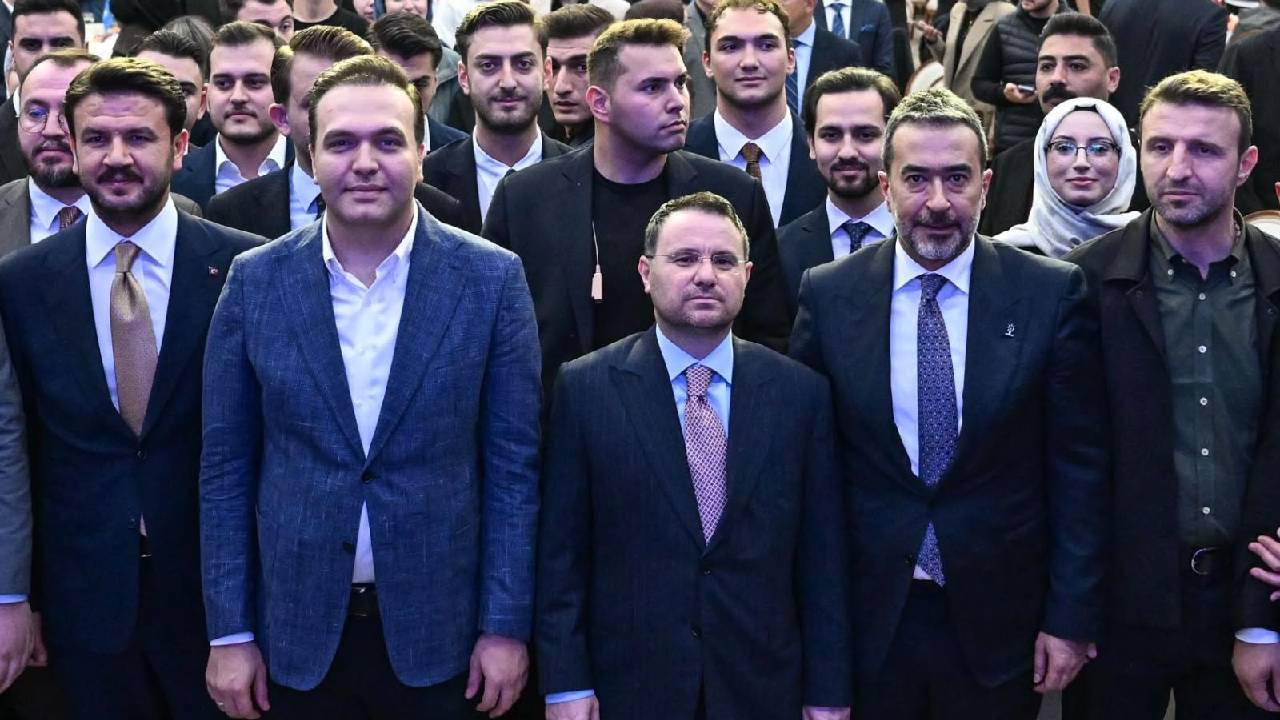 Bakan Gürlek: "Siyasette sizin için ayrılmış bir yer açılmasını beklemeyin"