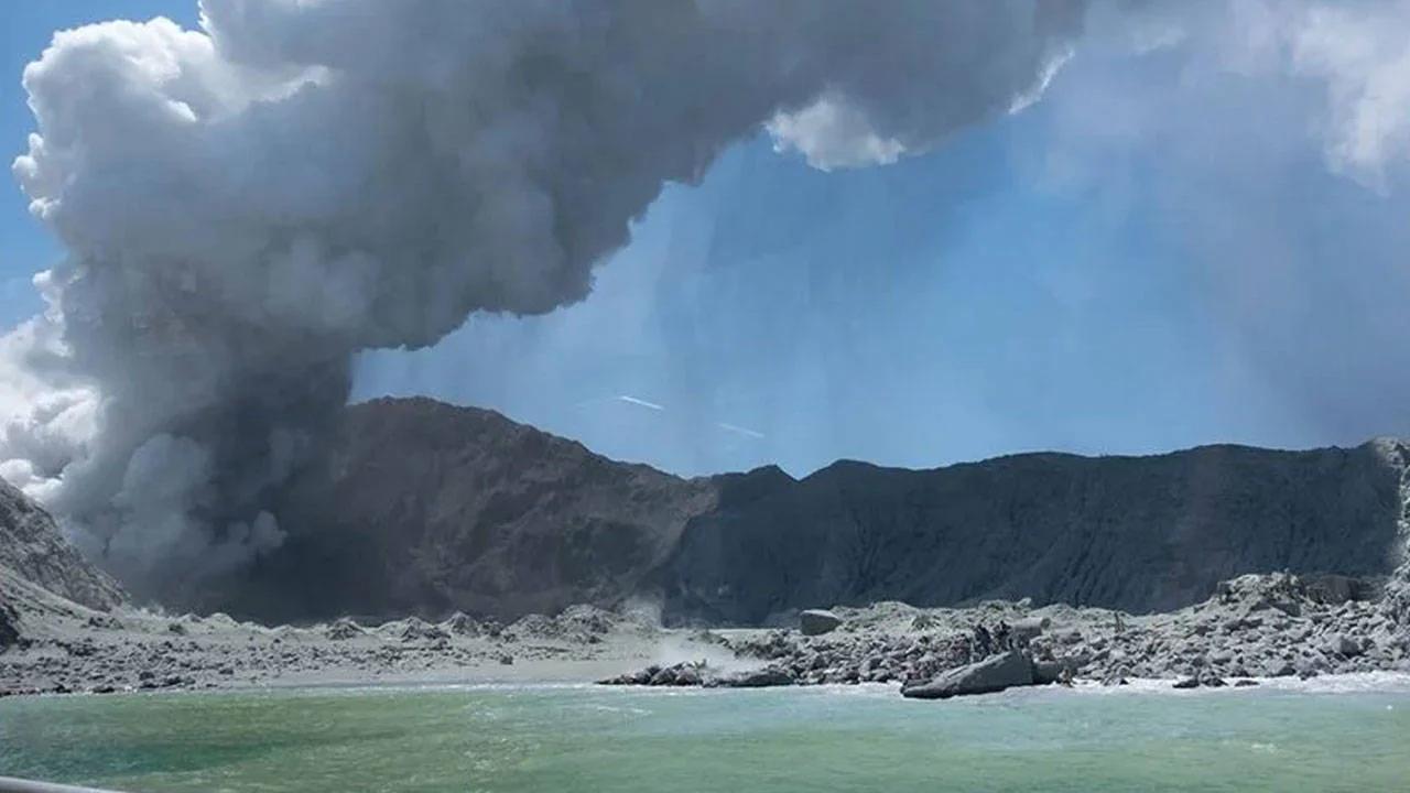 Whakaari Yanardağı'nın alarm seviyesi yükseltildi: Sıcaklık bir haftada 395 dereceye çıktı