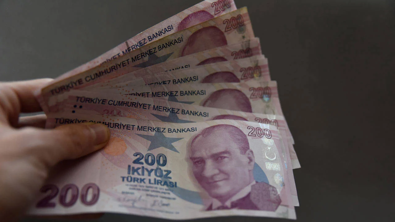 Bankacılık sektöründe kredi hacmi geriledi: Takipteki alacaklar arttı