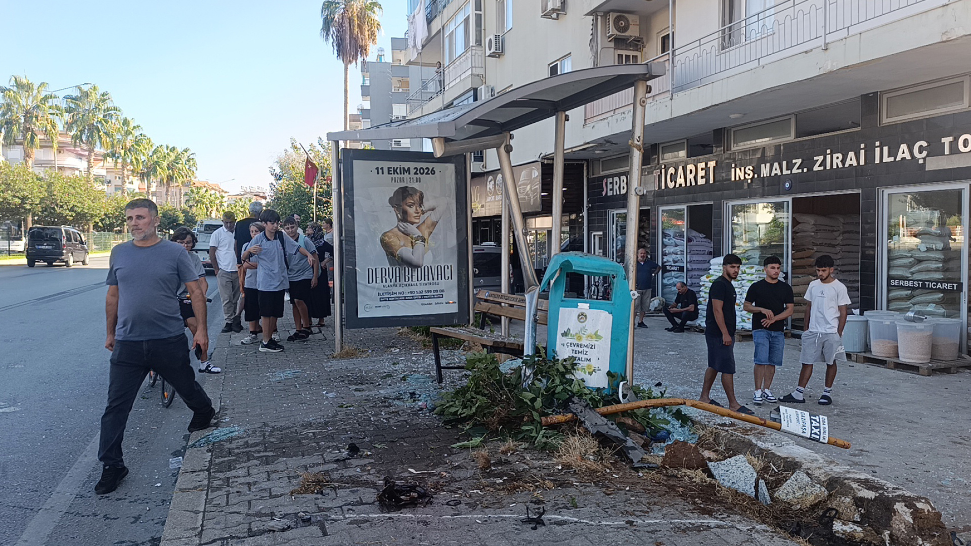 Otomobil durağa daldı: 3 yaralı