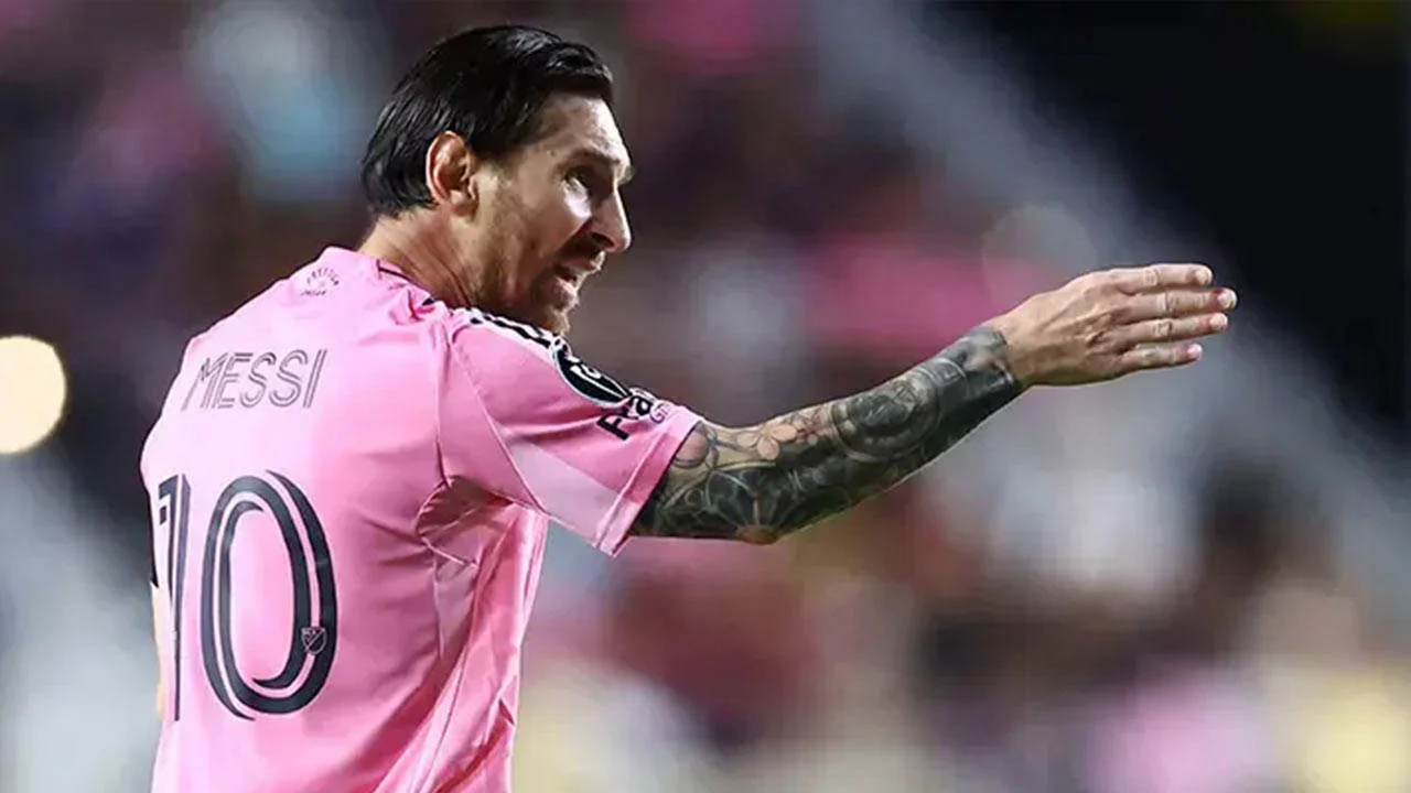 Lionel Messi rakibine müdahalesi nedeniyle para cezası aldı