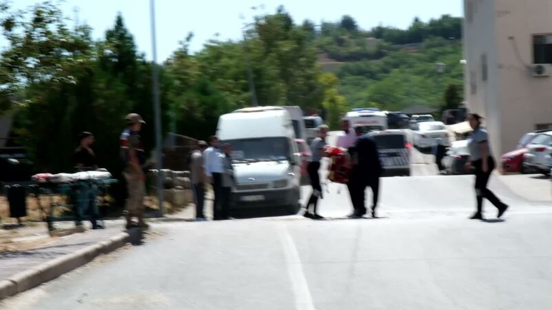 Polis memuru evinde ölü bulundu