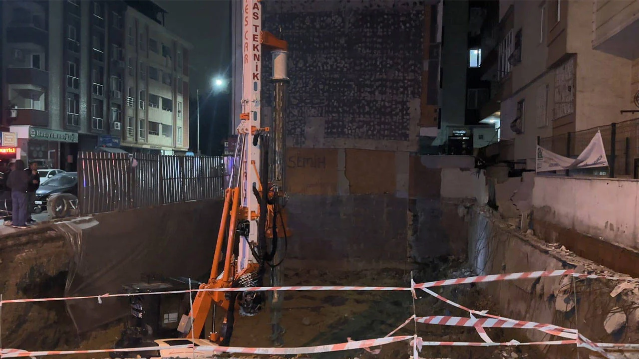 Bahçelievler'de inşaatın istinat duvarı yıkıldı: 2 bina tahliye edildi