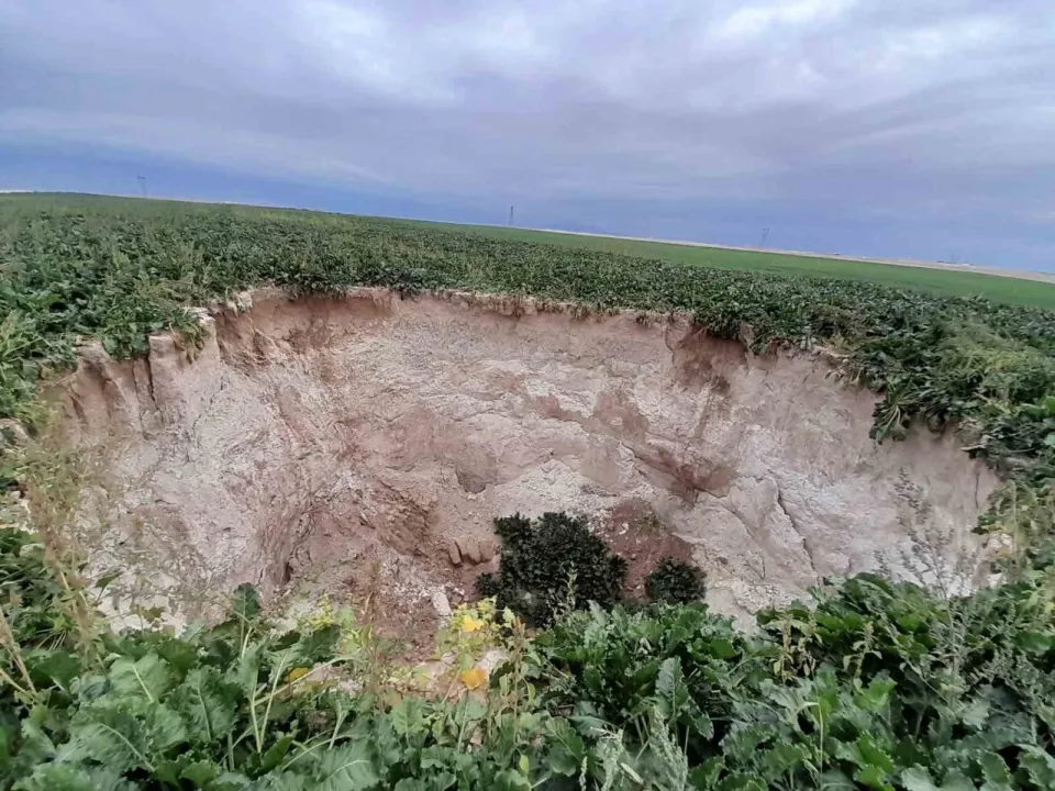 15 metre çapında yeni obruk oluştu