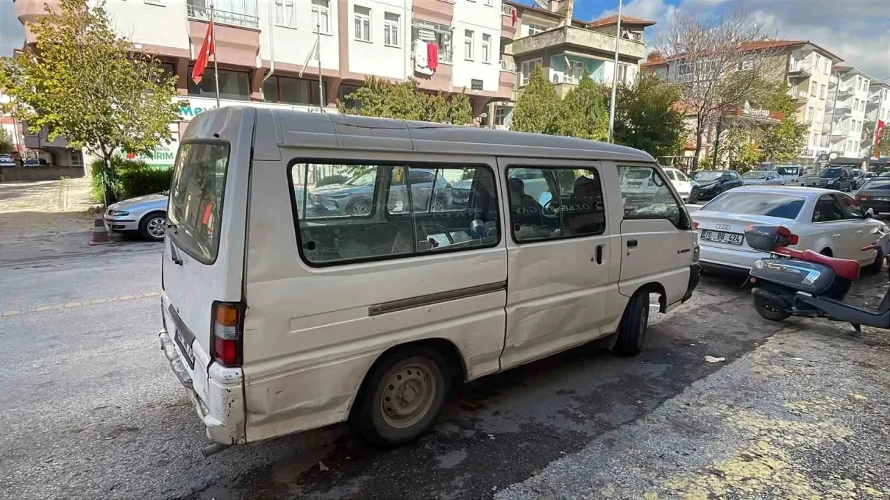 Karaman’da yaya geçidinde panelvan aracın çarptığı kadın yaralandı