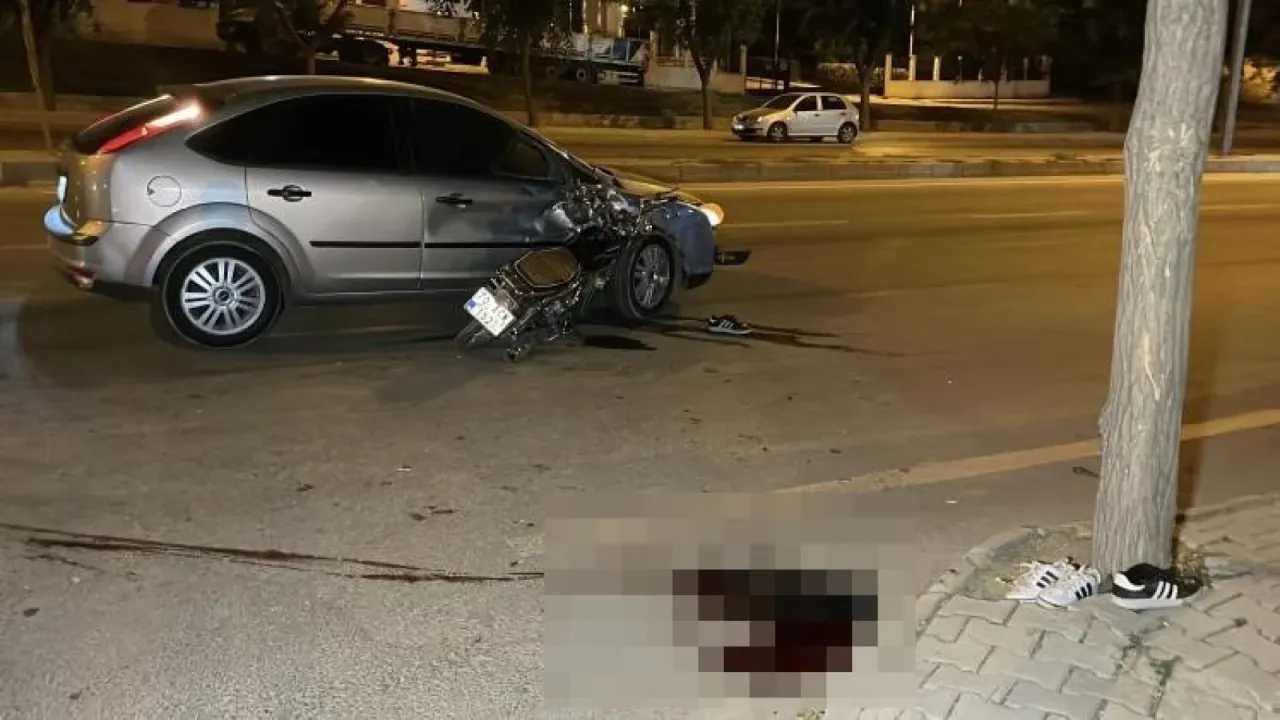 Motosiklet otomobile ok gibi saplandı: 1 ölü, 1 yaralı