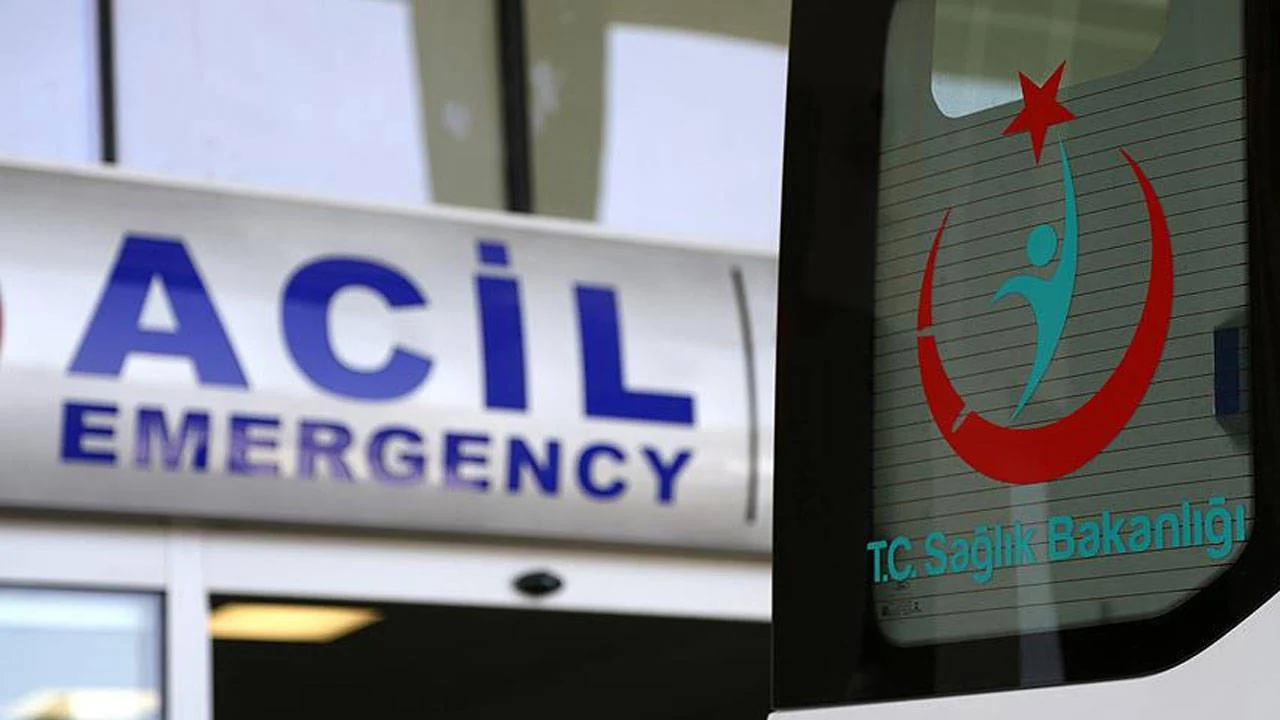 Antalya'da hafif ticari araçla minibüs çarpıştı: 2 kişi öldü, 4 kişi yaralandı