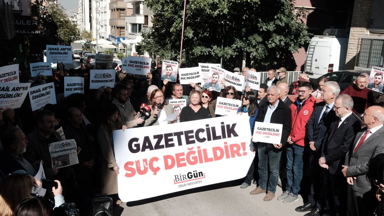 BirGün okurları, tutuklanan muhabirimiz İsmail Arı için bir araya geldi: "Hukuksuz tutukluluğa derhal son verin"
