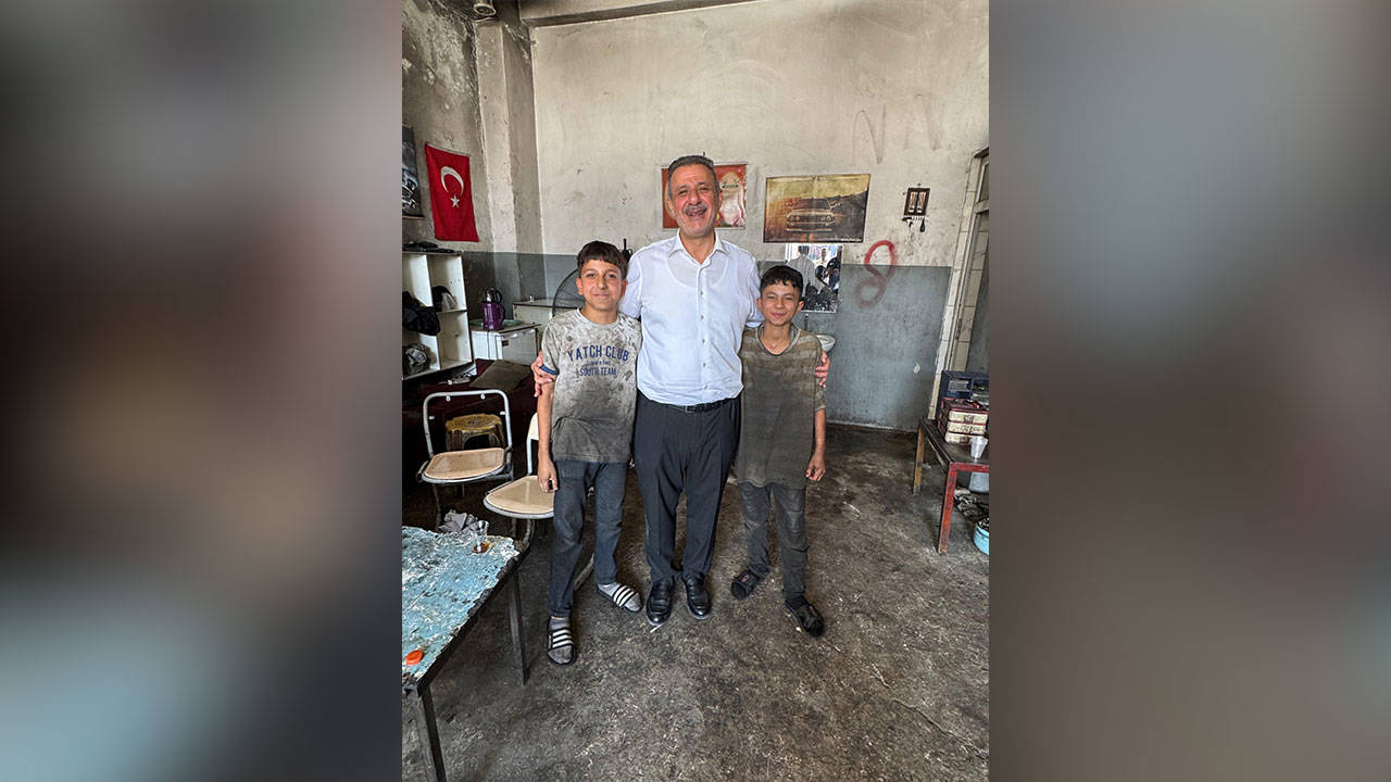 AKP'li vekil, sanayide çocuk işçilerle poz verdi