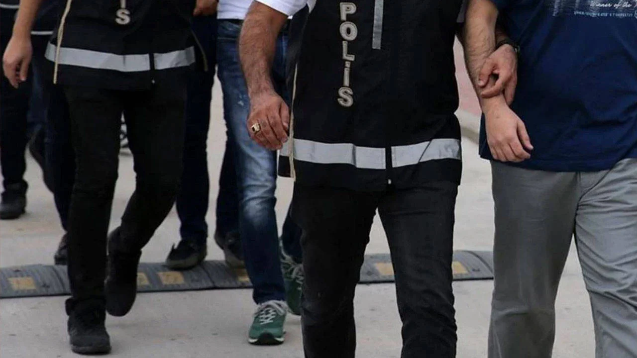 İzmir merkezli yasa dışı bahis operasyonunda 32 şüpheli yakalandı