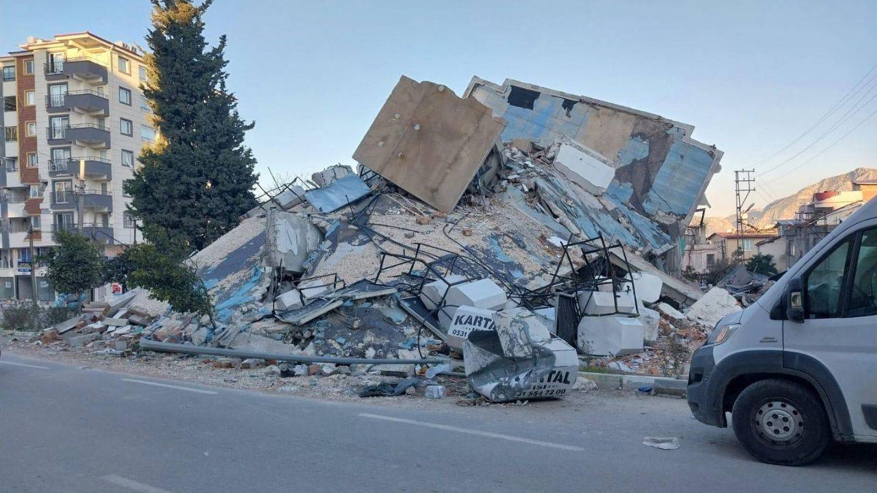 Depremde yıkılan Göçemen 2 Apartmanı davasında yeni bilirkişi raporu kararı