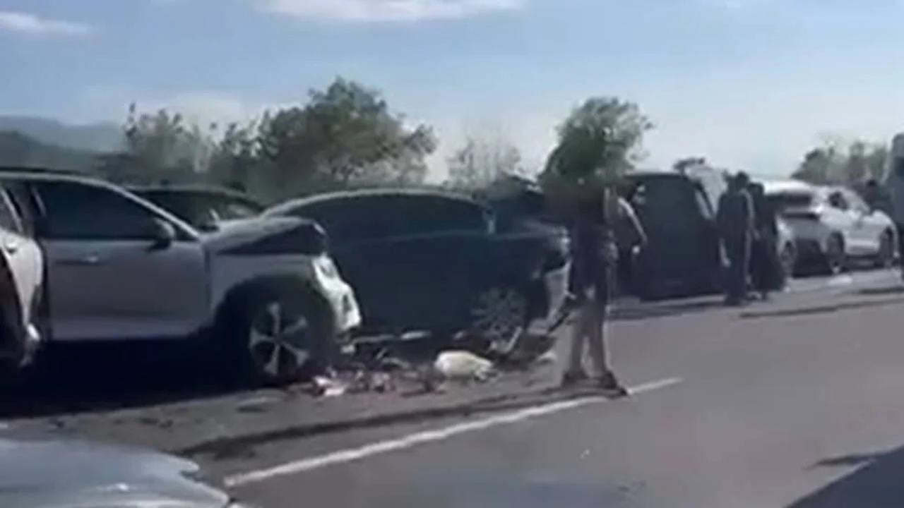 Anadolu Otoyolu'nda 12 araçlı zincirleme kaza: Yaralılar var