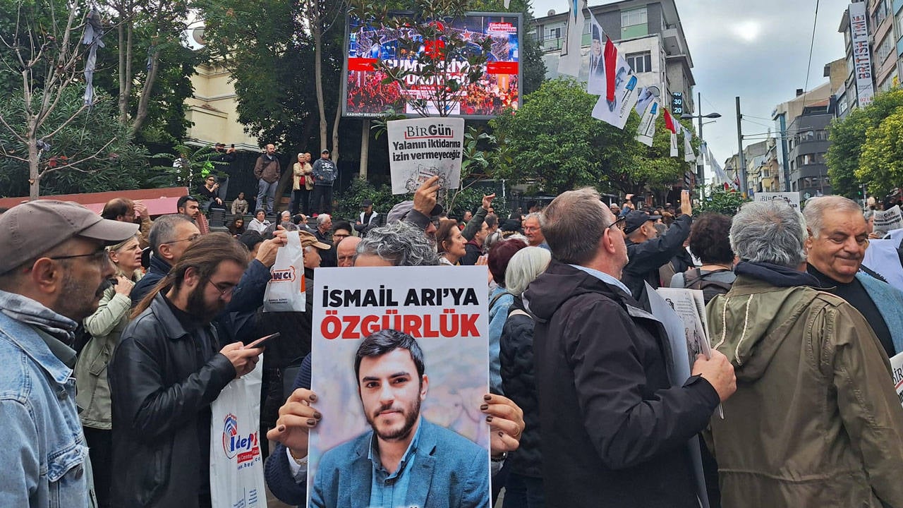 Yurttaşlar birçok kentte sokağa çıkıyor: Sansüre hayır, habere özgürlük!