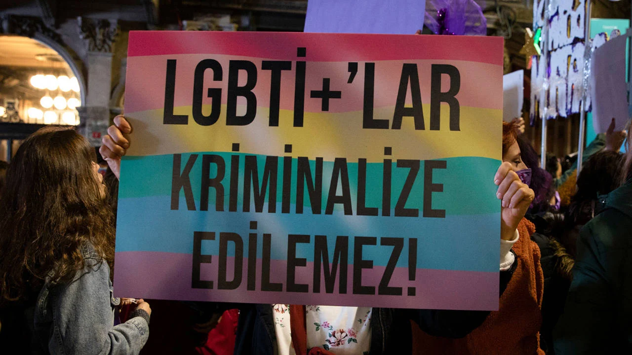 LGBTİ+'lara yönelik operasyonda 'sanal devriye' iddiası: Mahkeme kararsız arama, özel mesajlara 'müstehcenlik' suçlaması