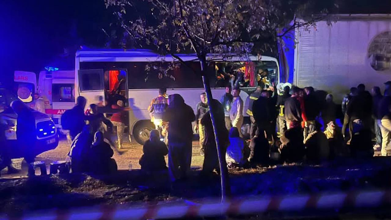 Isparta'da tarım işçilerini taşıyan midibüs ile TIR çarpıştı: 17 yaralı