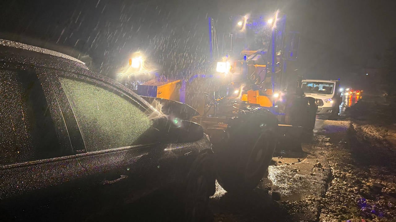 Sakarya'da sel çalışmasına giden belediye greyderi otomobille çarpıştı: 4 yaralı