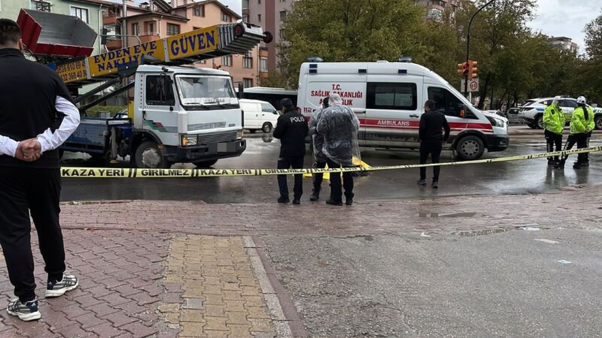 Feci kaza! Kamyon yaşlı kadına çarptı!