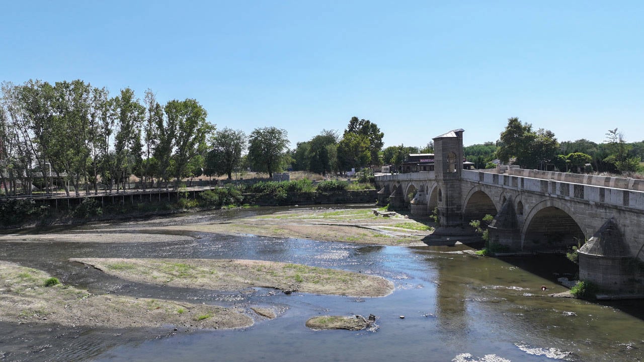 Tunca Nehri’nin debisi düştü: Kum adacıkları ortaya çıktı