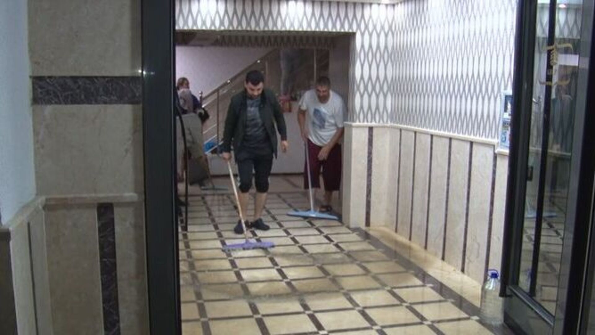 Ankara'da sağanak su baskınlarına neden oldu