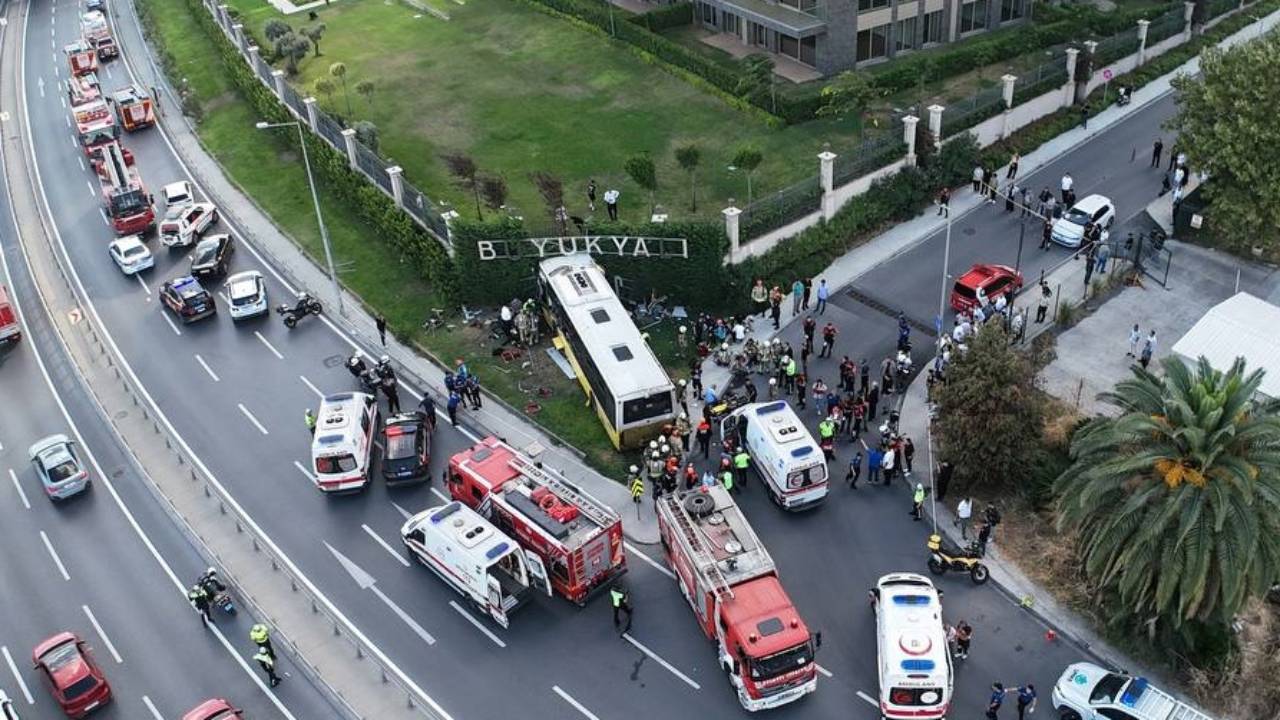 Zeytinburnu'nda İETT otobüsü duvara çarptı: 1 kişi yaşamını yitirdi, 17 kişi yaralandı
