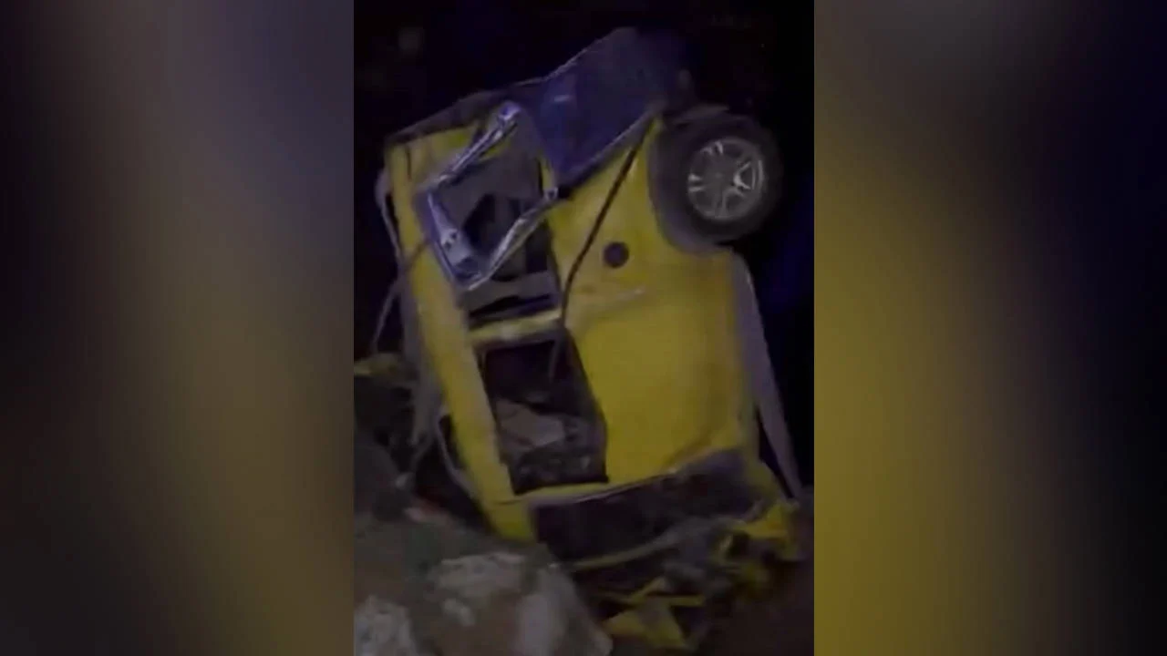 Antalya'da hafif ticari araç uçuruma yuvarlandı: 2 kişi yaşamını yitirdi, 4 kişi yaralandı