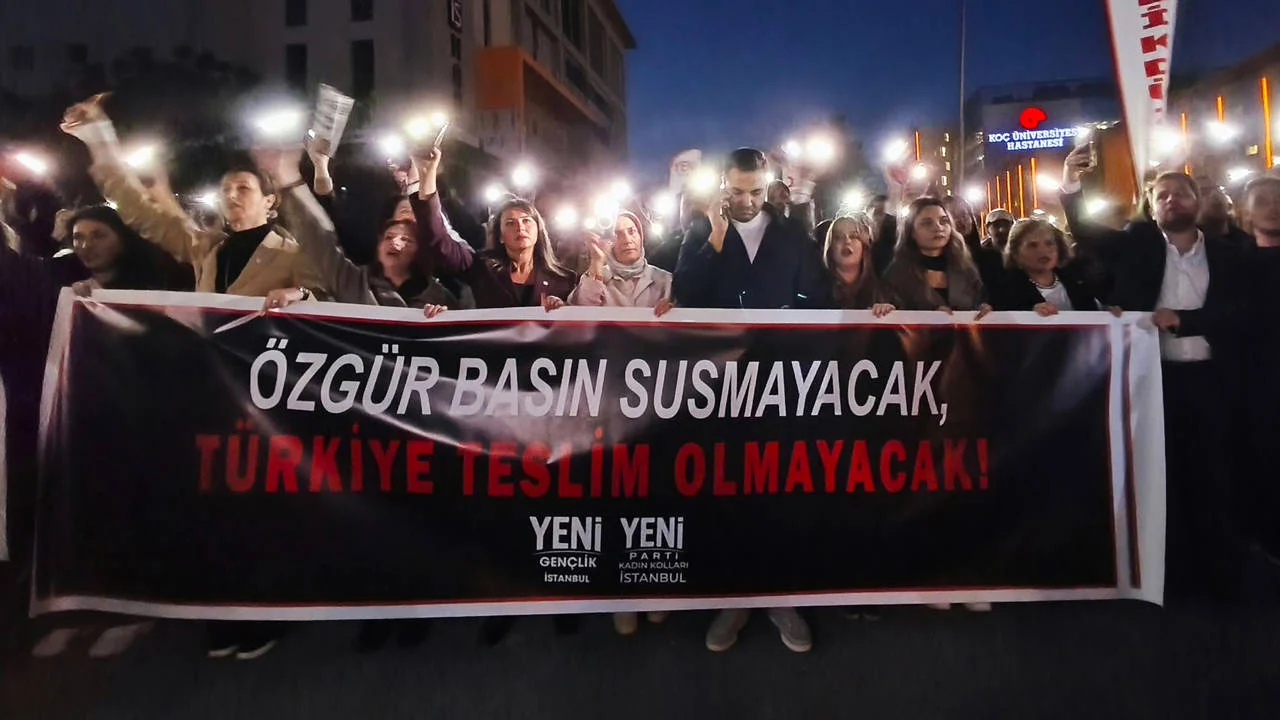 YENİ Parti'nin çağrısıyla yurttaşlar Halk TV önünde toplanmaya başladı: "Özgür basın susturulamaz"