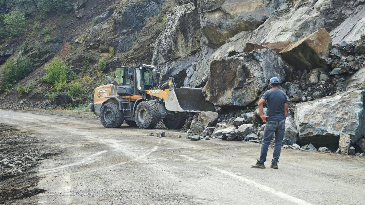 Artvin'de heyelan: Köy yolu ulaşıma kapandı