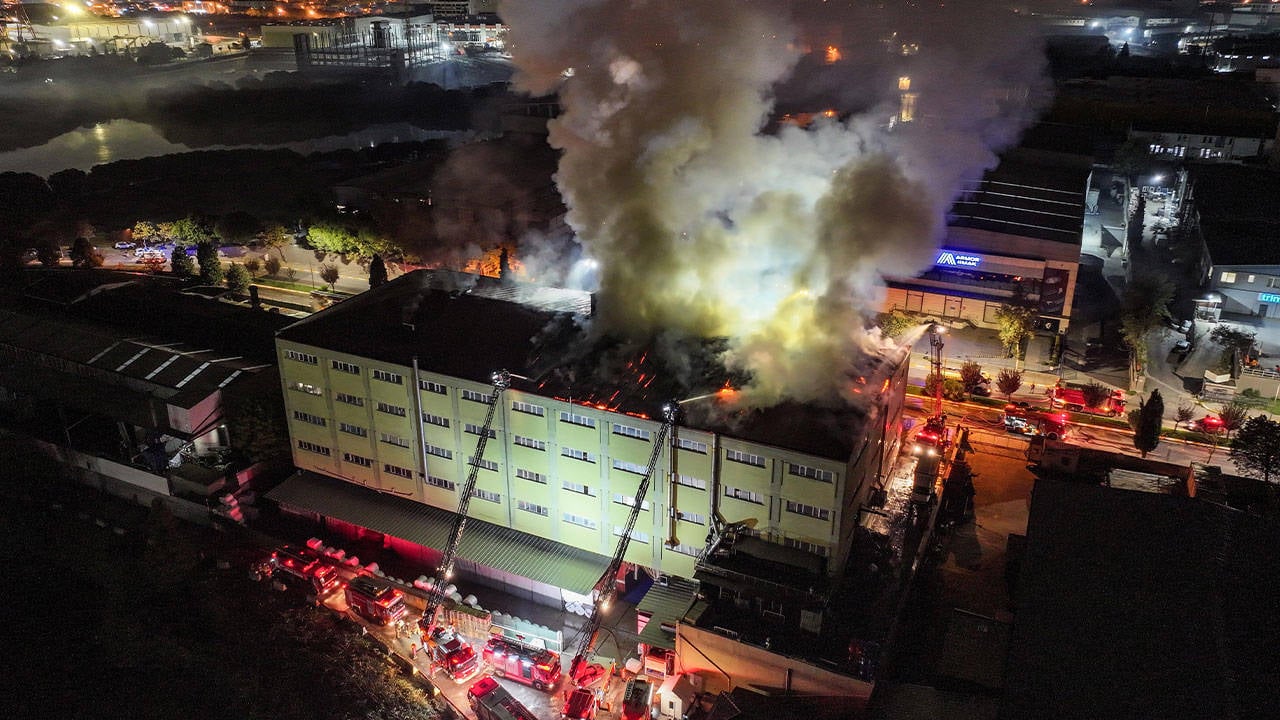 Tuzla'da ayakkabı fabrikasında yangın: Ekipler 8 noktadan müdahale ediyor