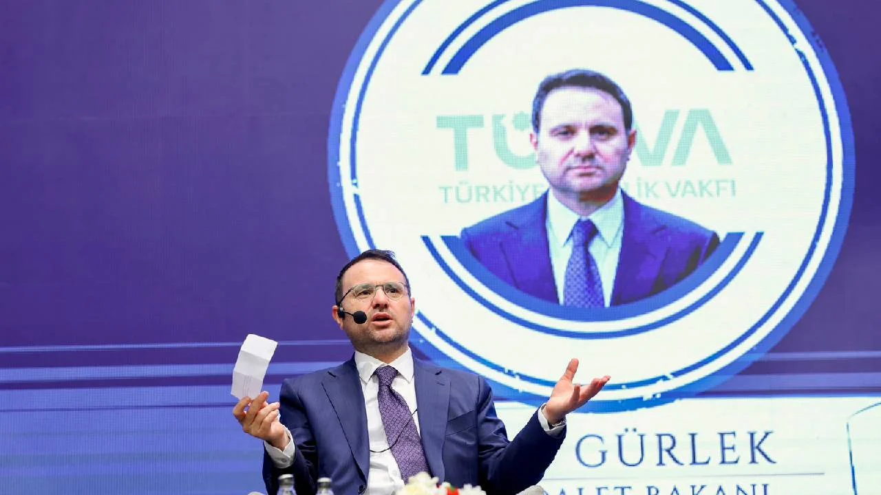 Bakan Gürlek: "Şer odaklarının derin ittifakı sizin 3 kıtaya 7 asır hüküm süren ecdadınızı tanımanızı istemiyor"