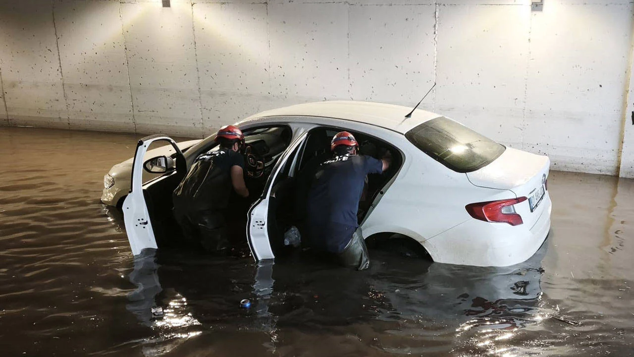 Adana'da sağanak, su baskınlarına neden oldu