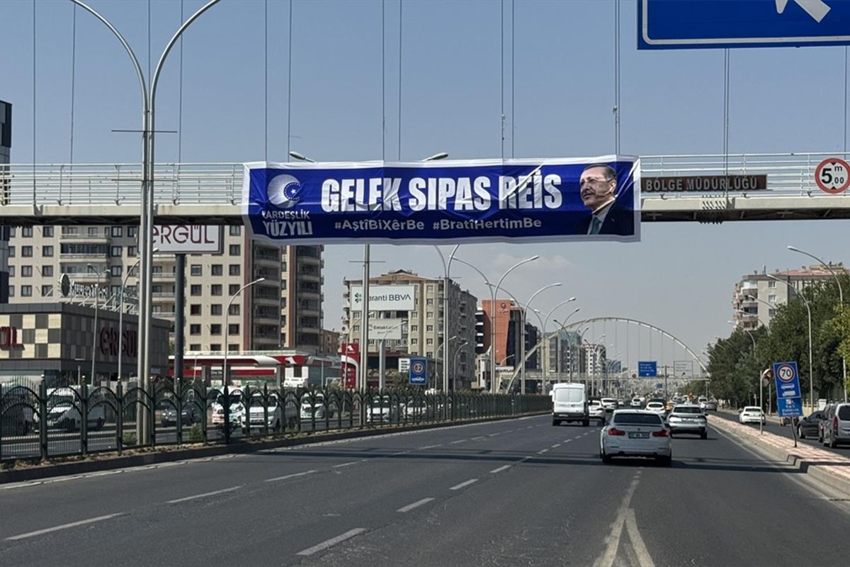 Diyarbakır’da dikkat çeken pankart: Erdoğan’a Kürtçe teşekkür ettiler