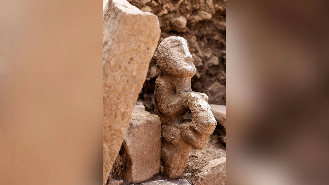 Karahantepe şaşırtmaya devam ediyor: Leopar sırtında oturan bir insanı betimleyen 11 bin yıllık kompozit heykel bulundu