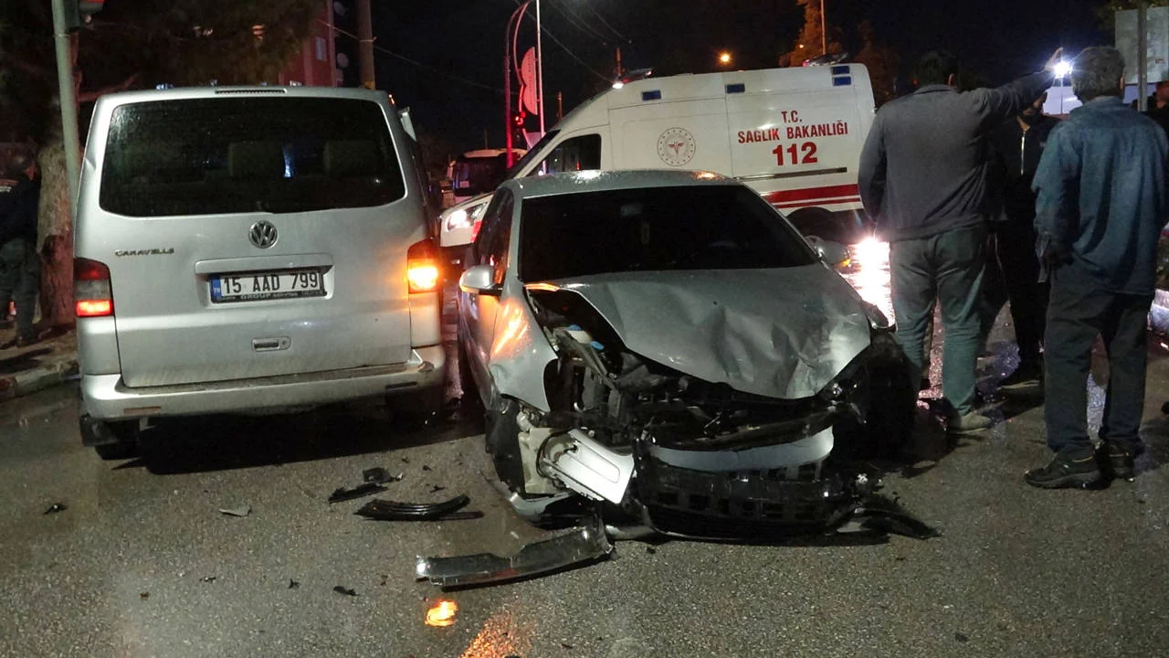 Burdur'da öğrenci servisi ile otomobil çarpıştı: 12 öğrenci hastaneye kaldırıldı