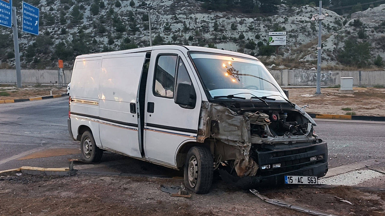 Burdur'da minibüsler çarpıştı: 10 tarım işçisi yaralandı