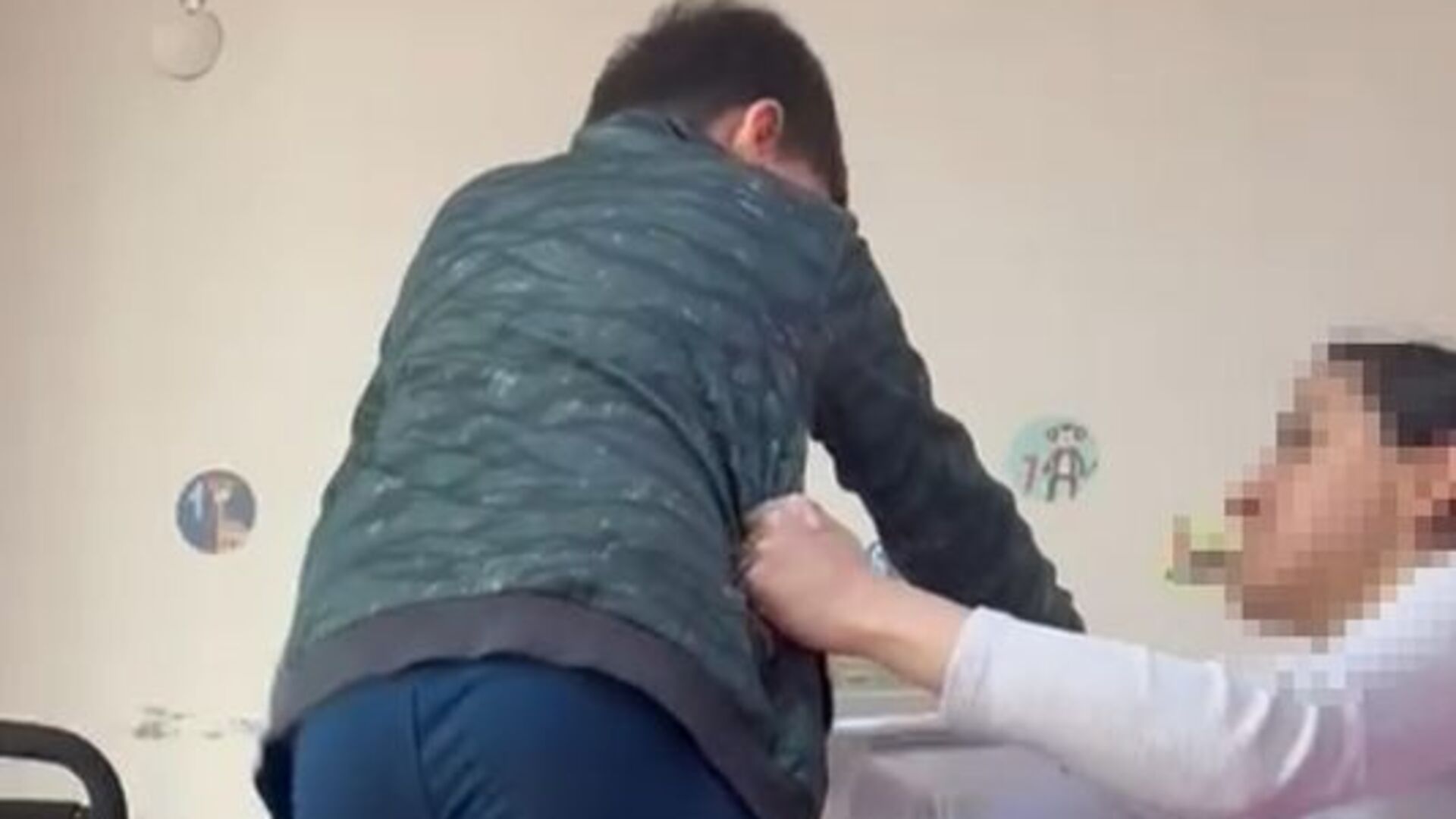 Otizmli çocuğa eğitmen dayağı!