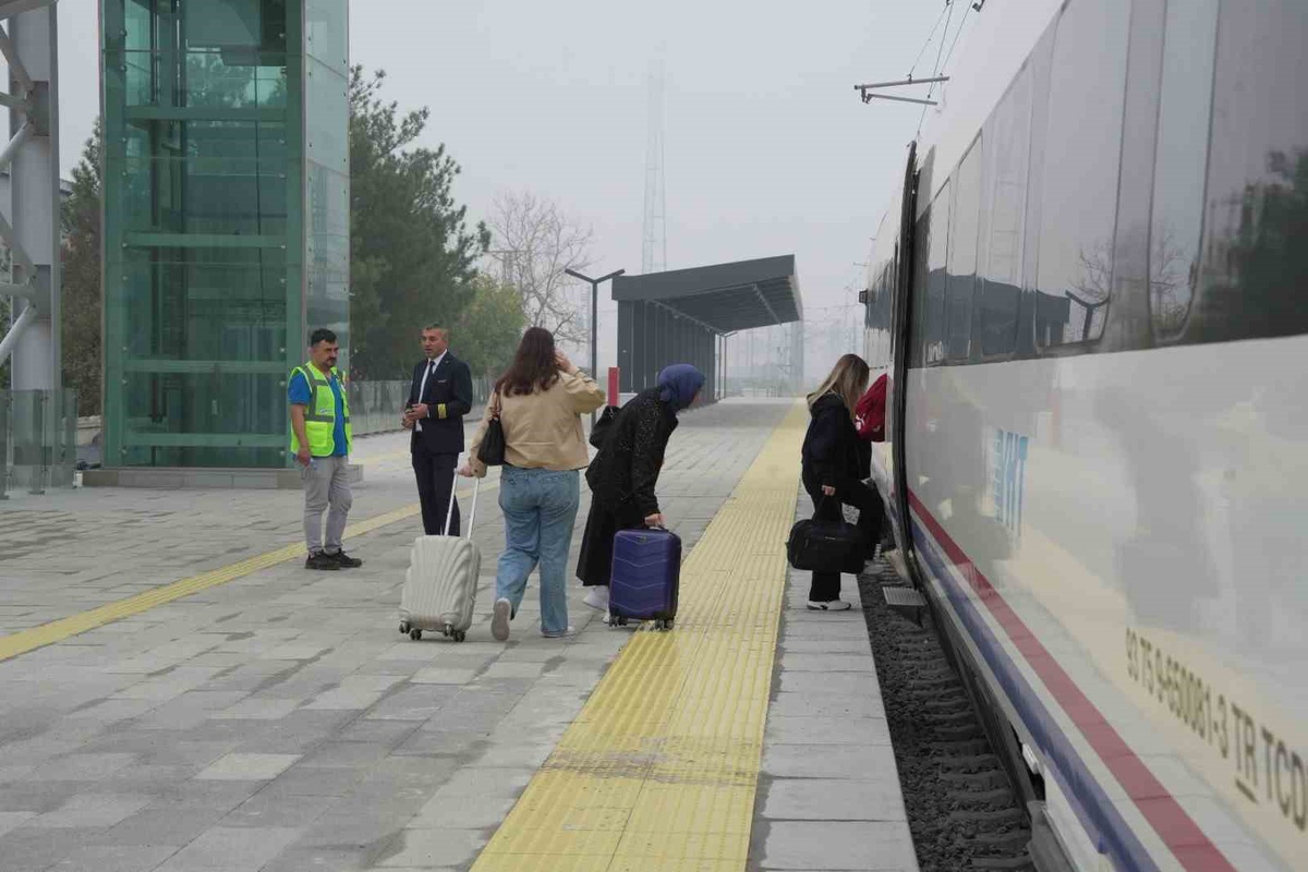 Hızlı tren seferleri başladı! İki şehir arası artık 54 dakika