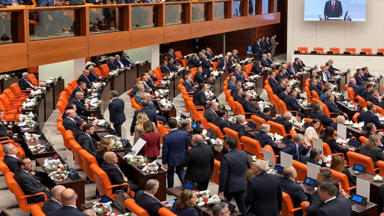 TBMM protestoyla açıldı: YENİ Partililer salondan ayrıldı